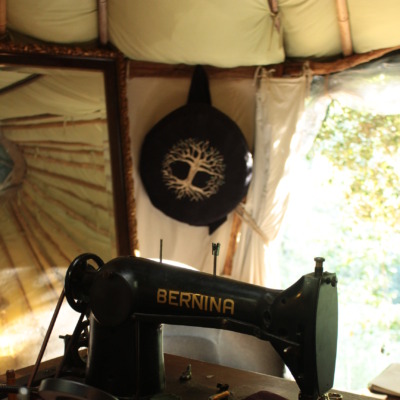 atelier été 2024 atelier dans la yourte avec une machine à coudre ancienne bernina