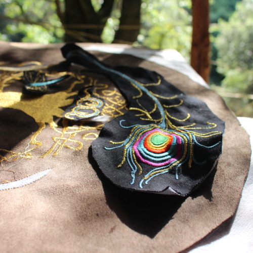 plume paon essai de broderie