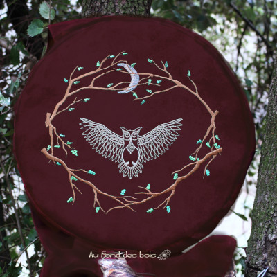 broderie HIBOU BORDEAUX sachousse pour tambour chamanique broderie hibou bordeaux