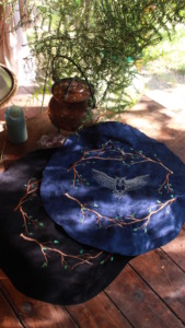 l'atelier en fin de journée, deux broderies de hibou sur la table