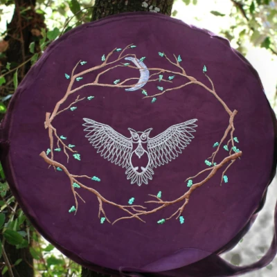 broderie HIBOU VIOLET sachousse pour tambour chamanique broderie hibou violet