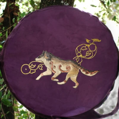 Sac pour tambour chamanique en suédine Violet broderie Loup Celtique Sac pour tambour chamanique en suédine Violet broderie Loup Celtique