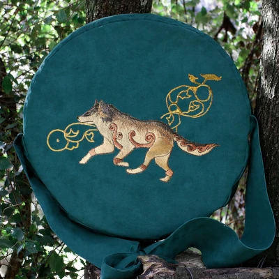 Sac pour tambour chamanique en suédine Bleu paon broderie Loup Celtique Sac pour tambour chamanique en suédine Bleu paon broderie Loup Celtique