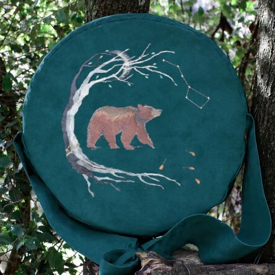 Sac pour tambour chamanique en suédine Bleu paon broderie Ours étoilé Sac pour tambour chamanique en suédine Bleu paon broderie Ours étoilé
