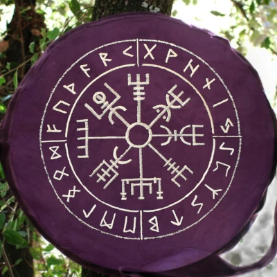 Sac pour tambour chamanique en suédine Violet broderie VEGVISIR Sac pour tambour chamanique en suédine Violet broderie VEGVISIR