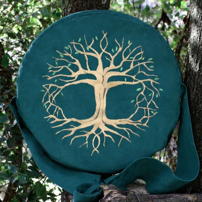 Sac pour tambour chamanique en suédine Bleu paon broderie Yggdrasil Sac pour tambour chamanique en suédine Bleu paon broderie Yggdrasil